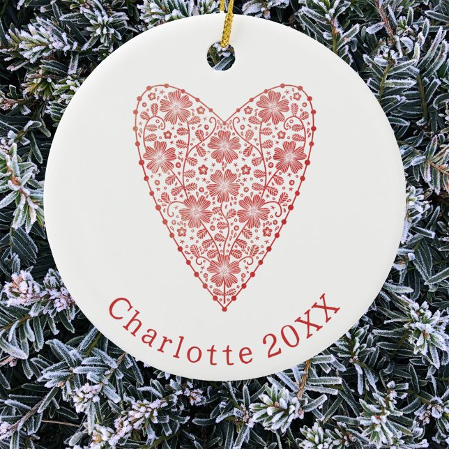 Ornamento De Cerâmica Coração - Branco Vermelho Escandinavo Personalizad (Personalized name date Scandinavian red and white heart Christmas ornament)