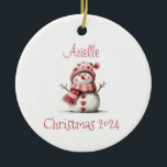 Ornamento De Cerâmica Corações Rosa Snowman Personalizado Ornament<br><div class="desc">Adorável Snowman com corações personalizados com o nome e o ano de Natal.</div>