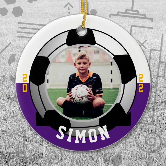 Ornamento De Cerâmica Cores da Equipe Branca de Futebol Roxo (Purple and White Soccer Let's Go Team Ornament. Celebrate your high school or college athlete.)