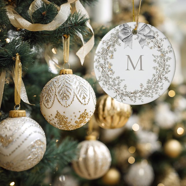Ornamento De Cerâmica Coroa de Natal em Cristal Monogramada (Crystal Wreath Monogrammed Christmas Ornament)