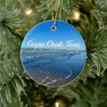 Ornamento De Cerâmica Corpus Christi Texas Beach Onda Fotografia Oceânic<br><div class="desc">Belo Corpus Christi,  Enfeites de natal do Texas com céu azul bonito e ondas oceânicas durante um dia de verão. Texanos vão adorar esta fotografia de praia do litoral.</div>