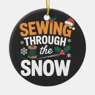 Ornamento De Cerâmica Costurando Através da Neve Camisa de Natal Engraça