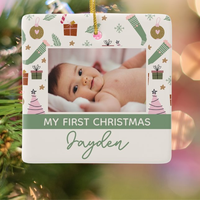 Ornamento De Cerâmica Cozy Winter Pink Green Primeira Foto de Natal (Criador carregado)