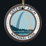 Ornamento De Cerâmica Crachá Nacional do Gateway Arch<br><div class="desc">Design de trabalho de arte de vetor de arco de gateway. O parque está localizado na Rua Louis,  Missouri,  perto do ponto de partida da Expedição Lewis e Clark.</div>
