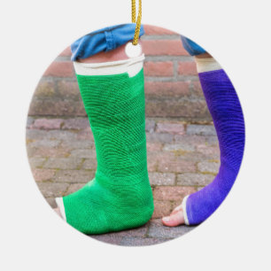 Ornamento De Cerâmica Criança ereta com dois pés coloridos da gipsita