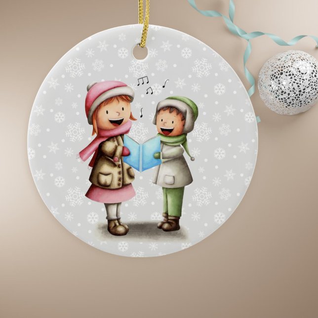 Ornamento De Cerâmica Crianças Festivas Cantando Caróis De Natal (Festive Couple Singing Christmas Carols Holiday Ornament by Kinda Cute by Patricia Alvarez)