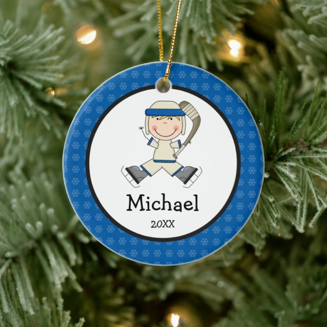 Ornamento De Cerâmica Crianças loiras de Hockey Personalizadas no Natal (Árvore)
