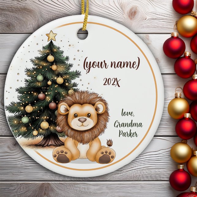 Ornamento De Cerâmica Crianças Personalizadas Do Leão De Natal Bonito (Cute Christmas Baby Lion Personalized Kids Ceramic Ornament)