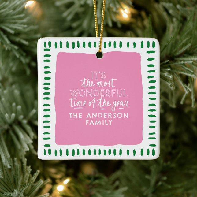 Ornamento De Cerâmica Custom Family Name Modern Pink & Green Christmas (Árvore)