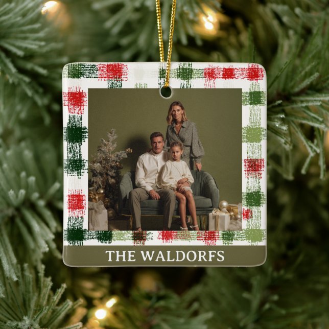 Ornamento De Cerâmica Custom Family Photo Red and Green Plaid Ornament (Árvore)
