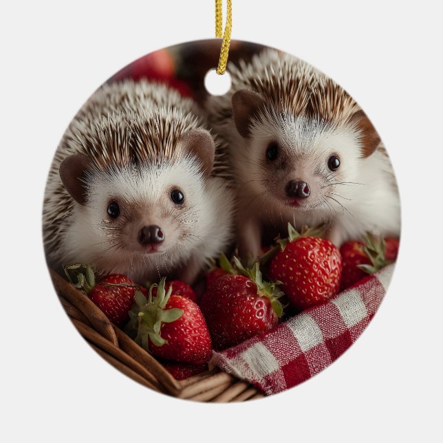 Ornamento De Cerâmica Cute Hedgehogs Peeking de uma Cesta de Morango (Frente)