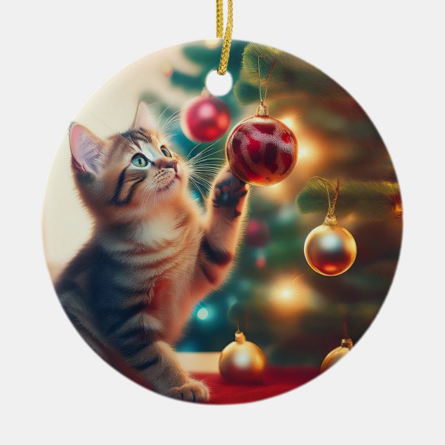 Ornamento De Cerâmica Cute Little Kitten Playing With Christmas Bulb (Frente)