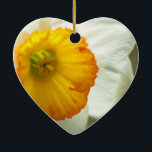 Ornamento De Cerâmica Daffodil<br><div class="desc">Feche a fotografia de uma flor Daffodil branca e amarela em floração. Esta design também vem em muitos outros produtos do Zazzle.</div>