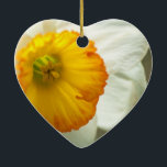 Ornamento De Cerâmica Daffodil<br><div class="desc">Feche a fotografia de uma flor Daffodil branca e amarela em floração. Esta design também vem em muitos outros produtos do Zazzle.</div>