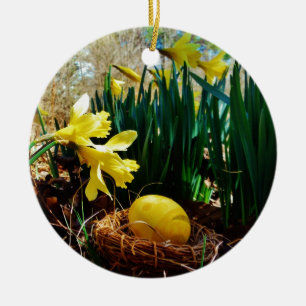 Ornamento De Cerâmica Daffodils Amarelos e um ovo de Páscoa Amarelo