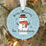Ornamento de Cerâmica de Natal Bonito Snowman<br><div class="desc">Um bonitinho bonitinho bonitinho de Natal com as palavras Feliz Natal decora este ornamento. Personalize-o com o seu nome de família. Um sotaque divertido para o Natal. Projetado para você pelo Blackberry Boulevard.</div>