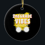 Ornamento De Cerâmica De Volta Ao segundo Escolar Víblias Camisa No Prim<br><div class="desc">Voltar ao segundo escolar Vibes Camisa Camisa do Primeiro Dia Professores Crianças segundo,  série,  camisa,  presente,  ideias,  voltar à escola,  2021,  primeiro dia da escola,  ideia de presente,  segundo,  grau,  aluno,  professor,  segundo ano,  segundo ano da escola,  professor do segundo,  aluno,  professor,  pelotão de segundo,  crianças,  presentes</div>