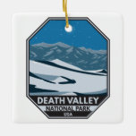 Ornamento De Cerâmica  Death Valley National Park Night Sky Vintage<br><div class="desc">Vetor de Vale da Morte trabalho de arte design. O parque é conhecido pelo Titus Canyon,  com uma cidade fantasma e rochas coloridas,  e pelos apartamentos salgados da bacia de Badwater,  o ponto mais baixo da América do Norte.</div>