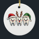 Ornamento De Cerâmica Dentista Papais noeis de Natal Dental Flores Árvor<br><div class="desc">design de natal com fio,  gráfico de fêmures de natal,  arte de fãs dentárias,  dentes com chapéu de santa,  design de natal dentistas,  arte dentária festiva,  fio com chapéu de santa,  tema dentário de natal,  design de fãs de natal,  gráfico de fêmur de santa</div>