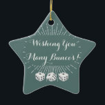 Ornamento De Cerâmica Desejando lhe muito Buncos<br><div class="desc">Ornamento atrativo de Bunco para sua árvore de Natal ou indicação em seu escritório. Desejando lhe muitos o bunco do branco das características três de Buncos corte e um fundo do starburst. Personalize este ornamento do bunco com seus próprios dizer do feriado ou desejos bons. Pode igualmente ser usado como...</div>