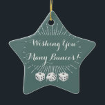 Ornamento De Cerâmica Desejando lhe muito Buncos<br><div class="desc">Ornamento atrativo de Bunco para sua árvore de Natal ou indicação em seu escritório. Desejando lhe muitos o bunco do branco das características três de Buncos corte e um fundo do starburst. Personalize este ornamento do bunco com seus próprios dizer do feriado ou desejos bons. Pode igualmente ser usado como...</div>