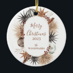 Ornamento De Cerâmica Design de Natal Rustic com Nome da Família<br><div class="desc">Celebrar a estação com esta design de Natal rústica com o nome da sua família e uma coroa festiva de pinecones de aquarela, varas de canela, folhas de palma secas, bagas e sotaques estrelados. "Feliz Natal" aparece acima do seu nome personalizado e ano em tons quentes e sujos. Atualize facilmente...</div>