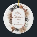 Ornamento De Cerâmica Design de Natal Rustic com Nome da Família<br><div class="desc">Celebrar a estação com esta design de Natal rústica com o nome da sua família e uma coroa festiva de pinecones de aquarela, varas de canela, folhas de palma secas, bagas e sotaques estrelados. "Feliz Natal" aparece acima do seu nome personalizado e ano em tons quentes e sujos. Atualize facilmente...</div>