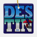 Ornamento De Cerâmica Destin FL Beach Umbrella Typografia Use sua própri<br><div class="desc">Use sua própria foto na parte de trás desta Destruição, Enfeites de natal da Flórida com a palavra DESTIN em tipografia empilhada em negrito. Se você viajou para Destin, Flórida, este ano, você vai querer lembrar da viagem com este único ornamento de manutenção de Natal com uma imagem da água...</div>