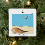 Ornamento De Cerâmica Destin, Florida Crab Sea Gull Beach<br><div class="desc">Ornamento com uma imagem de casco marítimo tridimensional voando sobre a praia com ondas. Data Personalizável no retorno. Destin,  Flórida na frente de Baskerville Font</div>