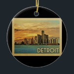 Ornamento De Cerâmica Detroit Michigan Viagens vintage<br><div class="desc">Design de Detroit Michigan em estilo Viagens vintage apresentando uma bela linha do horizonte da cidade.</div>