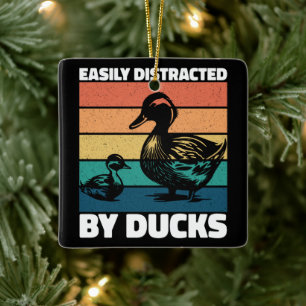 Ornamento De Cerâmica Distraído Facilmente Por Patos Sobre Pato Legal