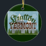 Ornamento De Cerâmica Diversão de Stratton Vermont Retro Montanhas Snowy<br><div class="desc">Stratton Vermont neo viagens vintage em diversão com estilo de desenho retro com montanhas com capas de neve,  florestas e árvores abaixo,  céus azuis e texto legal com script retro.</div>
