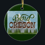 Ornamento De Cerâmica Dobre Montanhas Retro Snowy em Oregon<br><div class="desc">Dobre o design de viagens vintage neo do Oregon em estilo de desenho retrô divertido com montanhas com capas de neve,  florestas e árvores abaixo,  céus azuis e texto legal de script retrô.</div>
