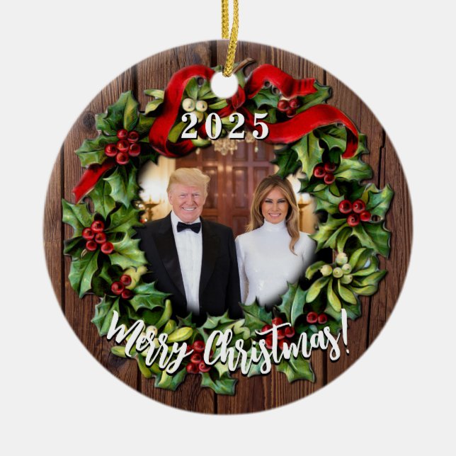 Ornamento De Cerâmica Donald Trump & Melania 2023 Holly Wreath (Frente)