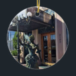 Ornamento De Cerâmica Doryman's Inn, Newport Beach, Califórnia<br><div class="desc">A estátua popular na entrada do Doryman's Inn Bed & Breakfast pelo píer em Newport Beach, Califórnia. Este hotel tem um estilo vitoriano único com uma estátua de sereia na esquina, num edifício clássico de 1891. São ajustados de charme perfeitamente com a atmosfera em volta de Newport Pier! Foto: novembro...</div>