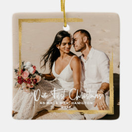 Ornamento De Cerâmica Dourado Enquadrou Nosso Primeiro Natal Sr. Foto