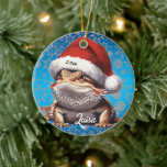 Ornamento De Cerâmica Dragão-de-barba-branca e Chapéu-Santa<br><div class="desc">Esta maravilhosa design de Natal mostra um doce carrinho vestindo um boné de Papais noeis.</div>