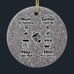 Ornamento De Cerâmica Dreidel Instruções Feliz Hanukkah Silver Glitter<br><div class="desc">Maneira decorativa e conveniente de manter as instruções para jogar o sonho das crianças judias à mão... seus filhos podem dar uma olhada quando eles precisam de um lembrete de como jogar e de como são chamadas as letras hebraicas. presente de Hanukkah excelente! CERTIFIQUE-SE DE ALTERAR A MENSAGEM NA PARTE...</div>