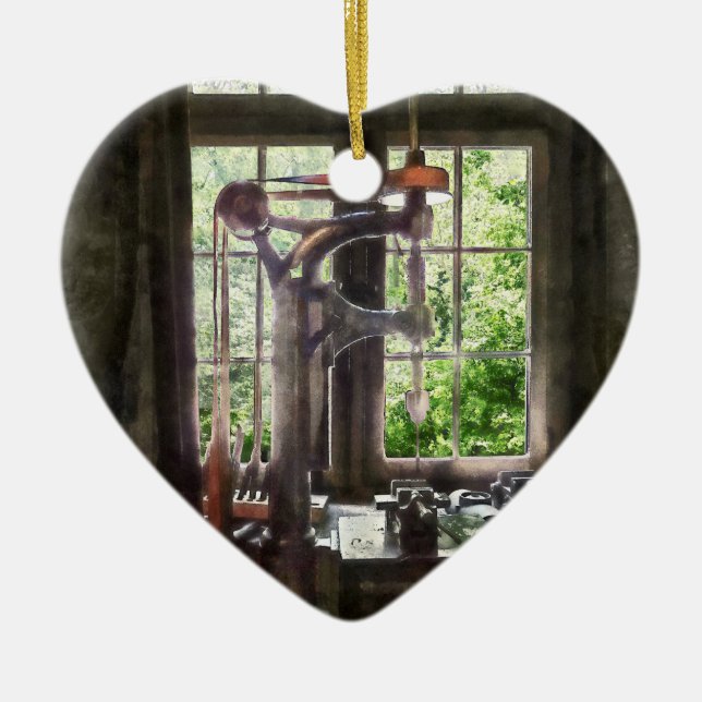 Ornamento De Cerâmica Drill Press by Window (Frente)