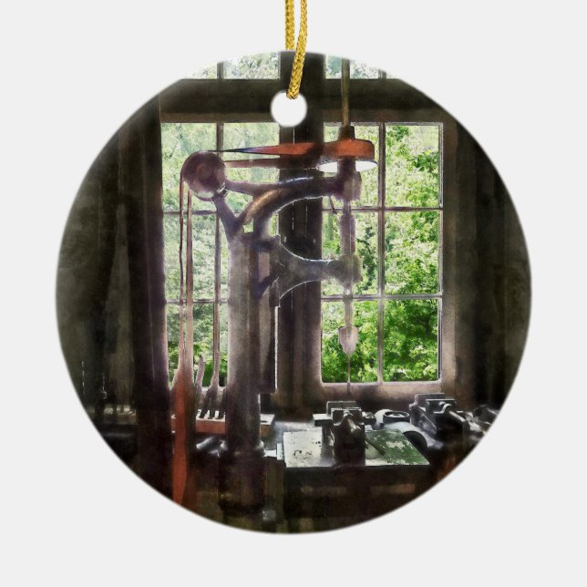 Ornamento De Cerâmica Drill Press by Window (Frente)