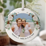 Ornamento De Cerâmica Duas Fotografias Felicidade é Você Amigo Rosa e Pi<br><div class="desc">Belo ornamento com suas fotos personalizadas, cones de pínus de rosas brancas e algodão com tipografia bonitinha escrita à mão. O design é de dois lados e o modelo está pronto para você adicionar suas fotos e texto personalizado à frente e atrás. O texto da amostra diz "felicidade é... ter...</div>