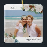 Ornamento De Cerâmica Duas Fotografias Felicidade é Você como Rosa Amigo<br><div class="desc">O ornamento de amizade com fotos personalizadas, rosas brancas, cones de pínus, algodão e textos editáveis. O design é de dois lados e o modelo está pronto para que você adicione fotos de tamanho de cheio à parte frontal e traseira. O ano e a formulação são perfeitamente editáveis - por...</div>