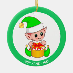 Ornamento De Cerâmica Duende de Natal em Verde & Nome Personalizado
