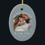 Ornamento De Cerâmica Dusty Blue Arch Fotografia do casamento<br><div class="desc">Melhor juntar o anúncio de casamento de fotos de casal e o decorador de prato de prato cerâmico ornamentt. Moto azul Dusty,  moderno e elegante.</div>