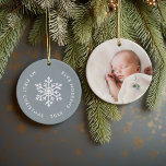 Ornamento De Cerâmica Dusty Blue Winter Snowflake Primeira Foto de Natal<br><div class="desc">O ornamento de feriado cerâmico personalizado com a foto do seu bebê e o texto personalizado "Meu Primeiro Natal". Este simples design de Natal moderno apresenta um floco de neve branco sobre um fundo azul empoeirado. Use as ferramentas de design para escolher qualquer cor de fundo, editar fontes e cores...</div>