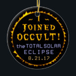Ornamento De Cerâmica Eclipse Solar Total agosto 21 de agosto de 2017 Oc<br><div class="desc">No dia 21 de agosto de 2017, um eclipse solar total será visível em grande parte dos Estados Unidos - também conhecido como "Eclipse Solar Americano Excelente". Esta design de souvenir divertida tem um esboço do eclipse com as palavras, "Eu me juntei ao oculto! | Total do Eclipse Solar |...</div>