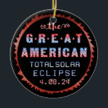Ornamento De Cerâmica Eclipse Solar Total da América do excelente 21 de<br><div class="desc">No dia 21 de agosto de 2017, um eclipse solar total será visível em grande parte dos Estados Unidos - também conhecido como "Eclipse Solar Americano Excelente". Este design bonito tem um esboço do eclipse com as palavras, "o Excelente Americano Total Eclipse 8.21.17." É feito em vermelho, branco e azul...</div>