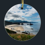 Ornamento De Cerâmica Ecoa State Beach, OR<br><div class="desc">Uma vista impressionante de Cannon Beach de um caminho ao longo dos penhascos do Parque Estadual Ecola,  Oregon. Belos penhascos,  rochas de palheiro,  e oceano azul e céu. Uma manhã perfeita de verão ao longo da costa do Pacífico!</div>