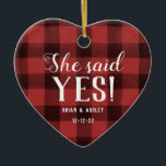 Ornamento De Cerâmica Ela disse sim! Verificação do Buffalo Vermelho de<br><div class="desc">Ela disse que sim! Personalize com seu texto e foto.</div>
