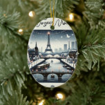 Ornamento De Cerâmica Elegância Parisiense de inverno, Cidade das Luzes<br><div class="desc">Entra numa terra maravilhosa de inverno parisiense com a nossa "Elegância de inverno parisiense" decoração de árvores cerâmicas de Natal. Este requintado elemento Decoração de Árvores Cerâmicas captura o romance e o encanto de Paris durante a estação festiva. Desde as luzes cintilantes ao longo do Sena até a majestosa Torre...</div>